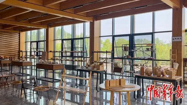 竹が「鉄骨 」に変身し、3階建ての建物を建設