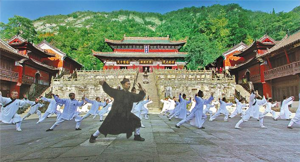 毎年外国人3万人が訪れ、カンフーを学ぶ武当山