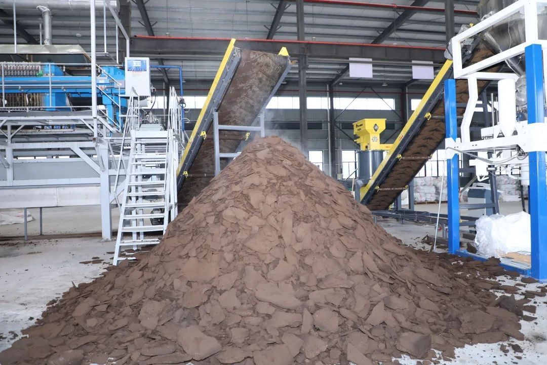 わらが「重慶黒土」に変身　正式に量産開始