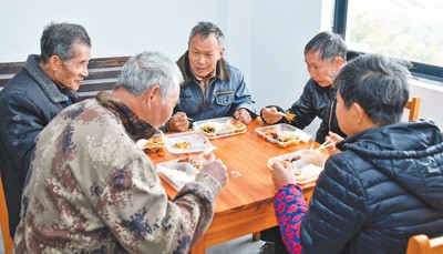 浙江省でドローンでほかほかの弁当を山間部の高齢者に届ける試み開始